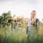 Porträt einer jungen blonden Frau in einem Getreidefeld