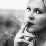 Porträt einer Frau mit Zigarette