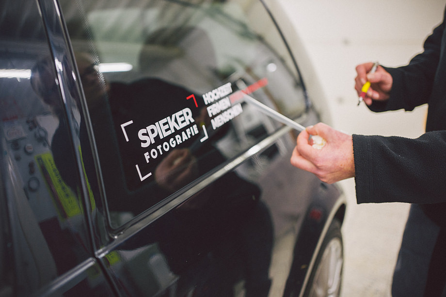 Neues Logo auf den Scheiben